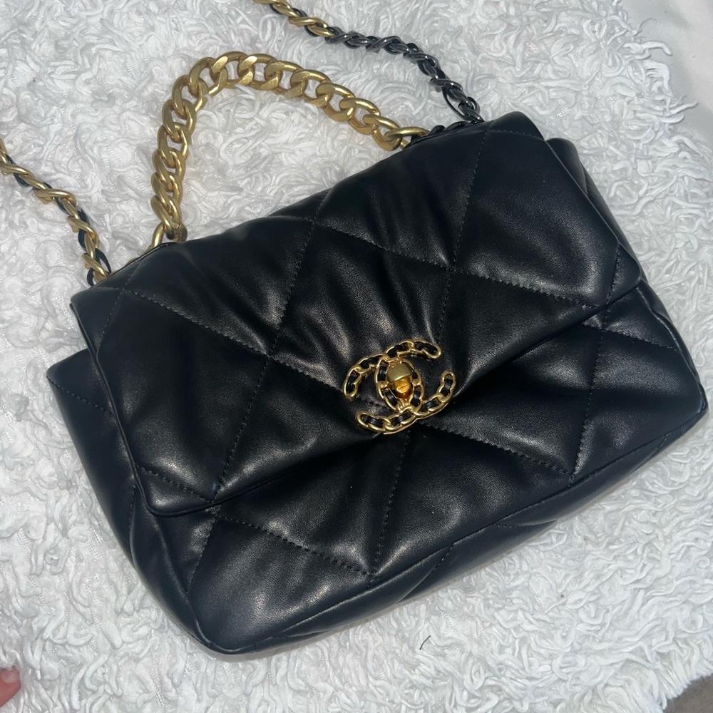 Chanel 19 medium